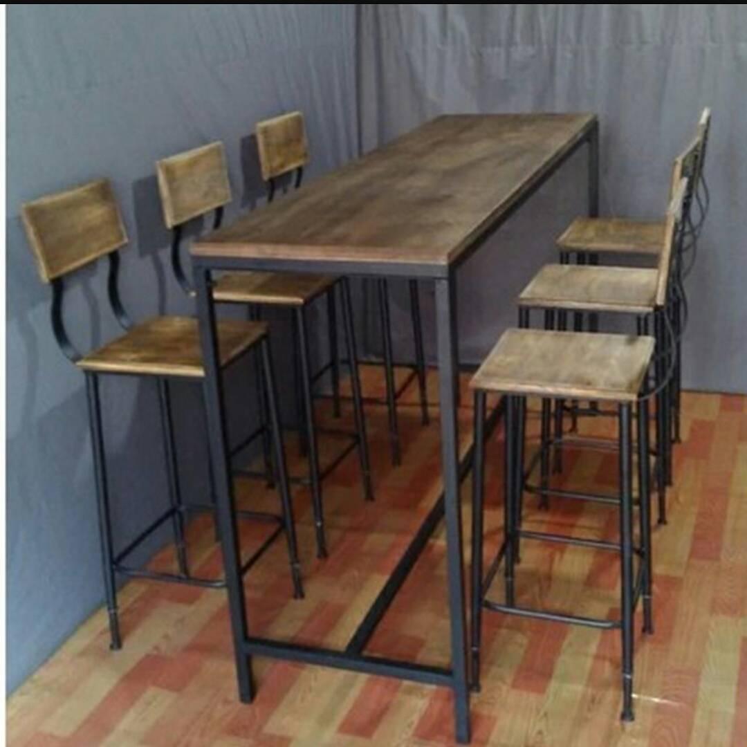 столы из дерева в кафе