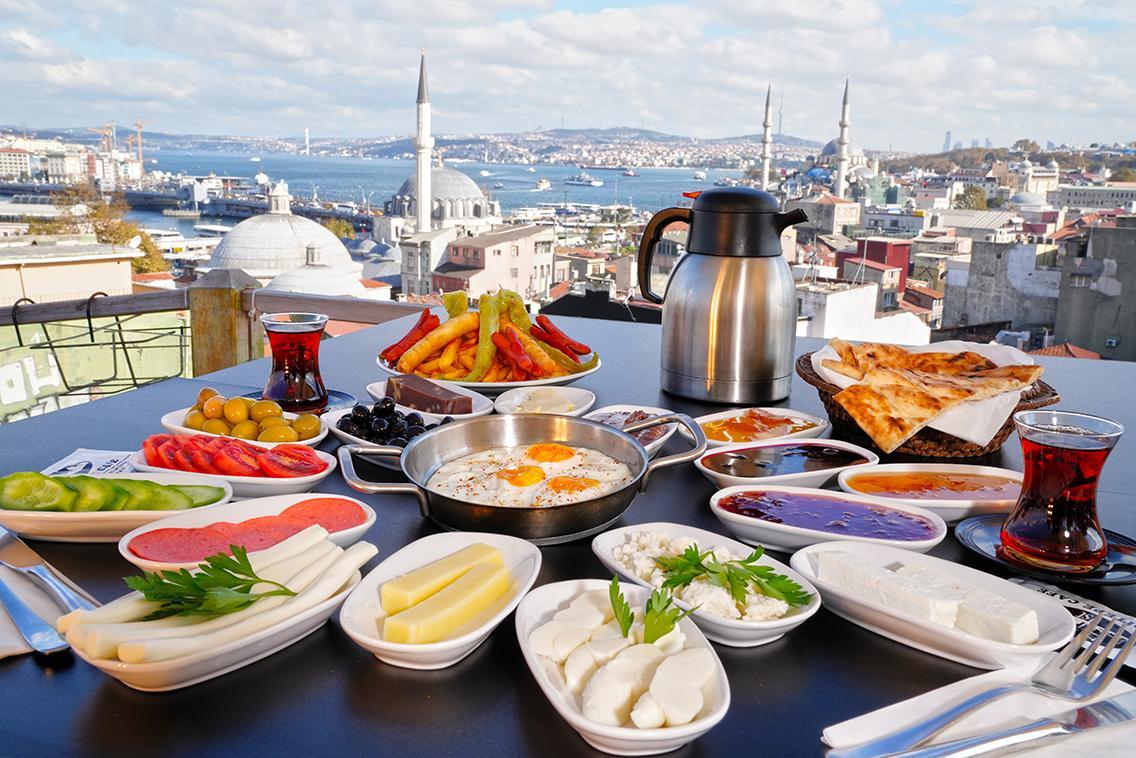 Завтрак в стамбуле недорого. Saade Kahvalti Стамбул. Турецкий завтрак Босфор. Myterrace Cafe Restaurant Стамбул. Турецкий завтрак в Ортакей Стамбул.